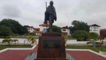 Gandhi accusé de "racisme", une statue retirée d'une université au Ghana Gandhi accusé de "racisme", une statue retirée d'une université au Ghana
