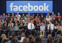 Obama taquine le jeune PDG de Facebook, cravaté pour sa visite