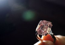 Enchères : un diamant rose très rare adjugé 10,8 millions de dollars