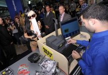 Les fans de Lady Gaga se ruent sur son album à 99 cents sur Amazon Les fans de Lady Gaga se ruent sur son album à 99 cents sur Amazon