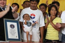 L'homme le plus petit du monde est un Philippin de 59,93 cm L'homme le plus petit du monde est un Philippin de 59,93 cm