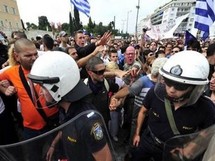 Grève générale en Grèce: des milliers d'Athéniens devant le parlement