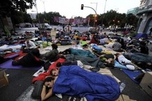 Espagne: 200 "indignés" campent près du Parlement à Madrid