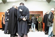 Algérie: prison avec sursis pour 15 Chinois qui avaient fermé une route Algérie: prison avec sursis pour 15 Chinois qui avaient fermé une route