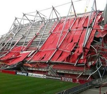 Effondrement du toit d'un stade aux Pays-Bas: un mort, 13 blessés Effondrement du toit d'un stade aux Pays-Bas: un mort, 13 blessés