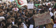 Algérie: la télévision d'Etat diffuse des images des manifestations contre un 5e mandat