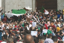 Au Maroc, la situation en Algérie n'a pas suscité un «grand émoi» mais elle «inquiète» (Le Monde)