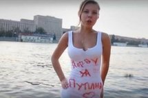 Un clip internet incite les filles à s'arracher les vêtements pour Poutine Un clip internet incite les filles à s'arracher les vêtements pour Poutine