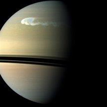Saturne arrosée par l'eau des geysers d'Encelade, une de ses lunes