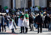 Alger: nombreuses pancartes contre la France et Macron, accusés de soutenir Bouteflika Alger: nombreuses pancartes contre la France et Macron, accusés de soutenir Bouteflika