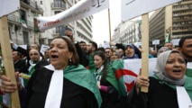 Les Algériens dans la rue après un appel au départ du président par ses fidèles Les Algériens dans la rue après un appel au départ du président par ses fidèles