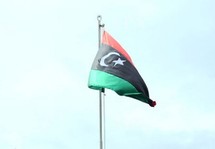 Libye: de jeunes libyens hissent le drapeau du CNT à l'ambassade à Nouakchott