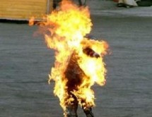 Algérie: une mère s'immole par le feu avec son fils faute de logement Algérie: une mère s'immole par le feu avec son fils faute de logement