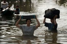 Inondations en Thaïlande: les autorités de Bangkok sommées d'ouvrir les écluses Inondations en Thaïlande: les autorités de Bangkok sommées d'ouvrir les écluses
