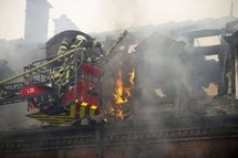 Explosion suvie d'un incendie à Mulhouse: bilan définitif de trois morts Explosion suvie d'un incendie à Mulhouse: bilan définitif de trois morts