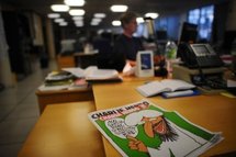 Devant les locaux incendiés de Charlie Hebdo, défilent les amis du journal Devant les locaux incendiés de Charlie Hebdo, défilent les amis du journal