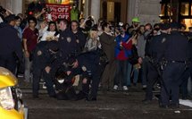 La police évacue le square des anti-Wall Street à New York