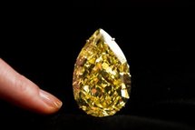 Le diamand "Sun Drop", un des plus gros du monde, adjugé 10 millions de francs suisses Le diamand "Sun Drop", un des plus gros du monde, adjugé 10 millions de francs suisses