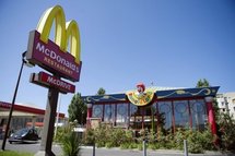 USA: en pleine nuit, un étudiant pénètre dans un Mc Do et se fait à manger USA: en pleine nuit, un étudiant pénètre dans un Mc Do et se fait à manger