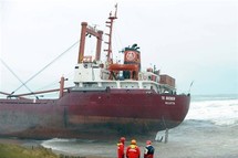 France: tempête sur l'ouest, cargo échoué, 400.000 foyers sans électricité France: tempête sur l'ouest, cargo échoué, 400.000 foyers sans électricité