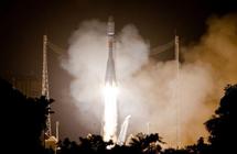 Un morceau de satellite russe tombe sur une "rue des cosmonautes" en Sibérie