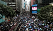 Des milliers de personnes défilent dans le calme à Hong Kong