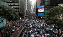 Des milliers de personnes défilent dans le calme à Hong Kong Des milliers de personnes défilent dans le calme à Hong Kong