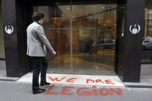 Des tags des "Anonymous" sur la façade de l'Hadopi Des tags des "Anonymous" sur la façade de l'Hadopi