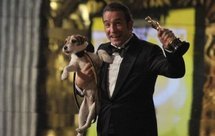Le chien Uggie de "The Artist" raccroche le collier Le chien Uggie de "The Artist" raccroche le collier