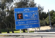 Au volant d'une voiture, il prend de l'essence sur l'autoroute... à 12 ans Au volant d'une voiture, il prend de l'essence sur l'autoroute... à 12 ans