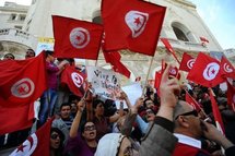 Des milliers de Tunisiens fêtent l'indépendance en réclamant la démocratie