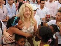 Shakira lance un projet en faveur de l'enfance lors du sommet des Amériques Shakira lance un projet en faveur de l'enfance lors du sommet des Amériques