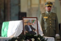 Algérie: hommage du président tunisien devant le cercueil de Ben Bella