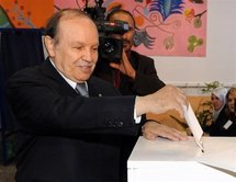 Algérie: le président Bouteflika vote accompagné de ses neveux