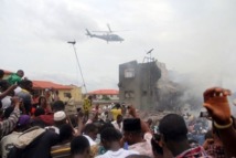 Nigeria: chaos à Lagos après le crash d'un avion avec 153 personnes à bord Nigeria: chaos à Lagos après le crash d'un avion avec 153 personnes à bord