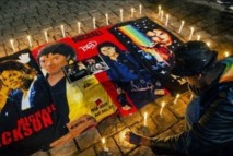 Des milliers de roses devant la tombe de Michael Jackson 3 ans après sa mort Des milliers de roses devant la tombe de Michael Jackson 3 ans après sa mort