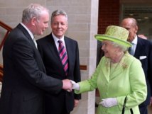 La reine et McGuinness, ex-IRA, échangent une poignée de main historique