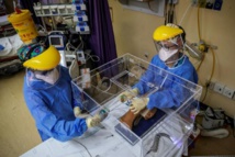 En Afrique du Sud, des médecins mettent au point une boîte pour isoler les malades du Covid-19 En Afrique du Sud, des médecins mettent au point une boîte pour isoler les malades du Covid-19