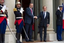 Hollande recevant Samaras: la Grèce doit rester dans l'euro mais démontrer sa "crédibilité"