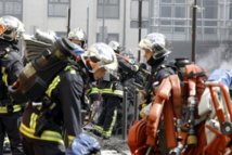 Paris: un mort et huit blessés dans l'incendie d'un immeuble Paris: un mort et huit blessés dans l'incendie d'un immeuble