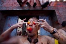 Espagne: ambiance de fête et jets de tomate pour la classique "Tomatina" Espagne: ambiance de fête et jets de tomate pour la classique "Tomatina"