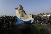 Un avion s'écrase à Katmandou: 19 morts, dont 7 Britanniques et 5 Chinois Un avion s'écrase à Katmandou: 19 morts, dont 7 Britanniques et 5 Chinois