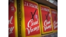 Le dernier roman de J.K. Rowling en vente, sans l'affluence d'Harry Potter