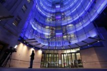 Crise à la BBC: deux responsables éditoriaux mis sur la touche