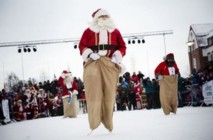 En Laponie, les Pères Noël s'échauffent avant la distribution des cadeaux En Laponie, les Pères Noël s'échauffent avant la distribution des cadeaux