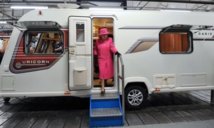 La reine Elizabeth fait un tour en camping-car et s'y sent "comme à la maison"