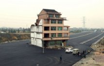 Chine: refusant l'expropriation, un couple se retrouve au milieu d'une route Chine: refusant l'expropriation, un couple se retrouve au milieu d'une route