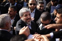 Le chef du Hamas, à Gaza pour la première fois, embrasse le sol palestinien