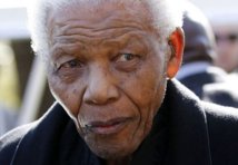 Afrique du Sud: "pas de danger immédiat" pour Mandela, qui "va bien"