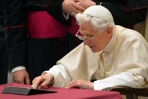 Le pape envoie son premier tweet en bénissant tous ses "followers" Le pape envoie son premier tweet en bénissant tous ses "followers"